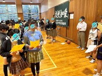 土呂中:小学校ごとに分かれて校歌の練習をしました。