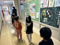 本校職員と共に子どもだけで移動します