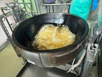 じゃがいもを揚げている様子です。