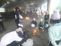 安定した火になりますように・・見守ったり、あおいだり・・