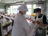 調理員さんが配ってくれました。