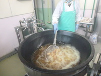 唐揚げを揚げています。