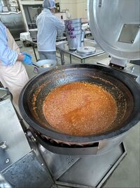 トマトカレー配缶中です。