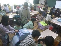 ランドセルや筆記用具など学習用具について説明しながら交流