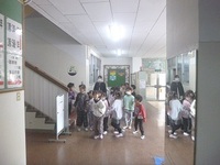 校内を案内しながら交流