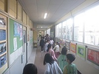 校内を一緒に歩いて案内