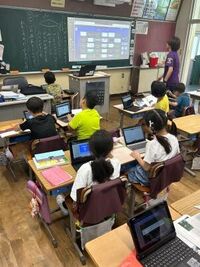 2年国語　PCを使って情報を共有しながら学習計画を作っていきます。