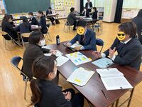 先生方が授業について議論しました。