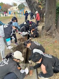 今年は、側溝の泥すくいも行いました