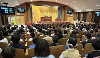 本会議での投票結果を確認する様子